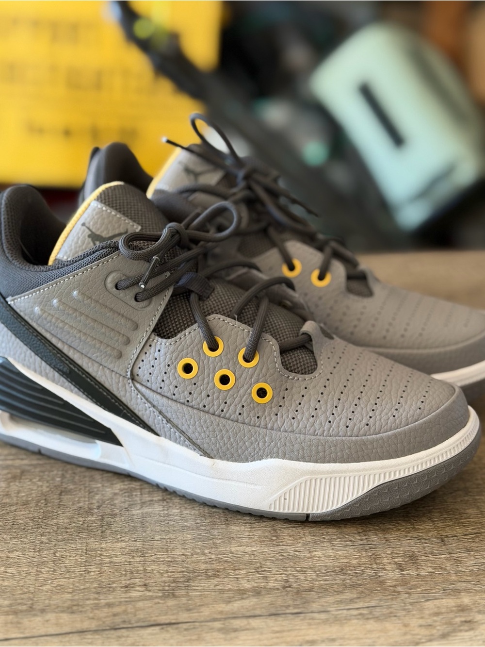 Jordan Max Aura 5. Grey/Black/Yellow Size 6